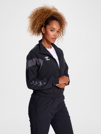 hmlTRAVEL WOVEN JACKET WOMAN, BLACK, model