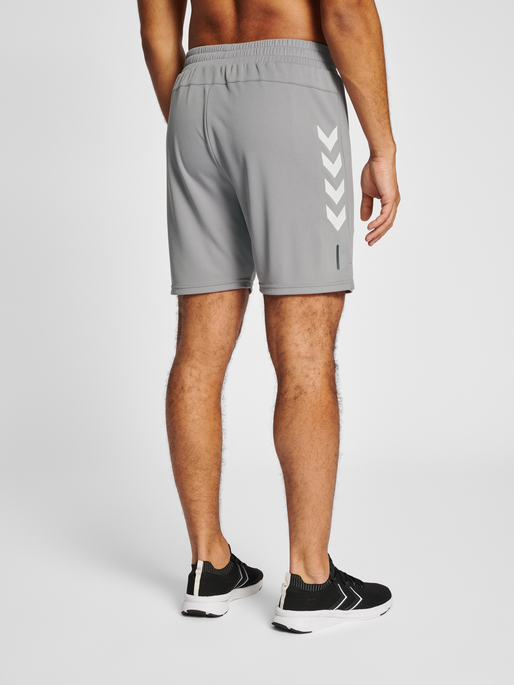 hmlTE TOPAZ SHORTS, SHARKSKIN, model