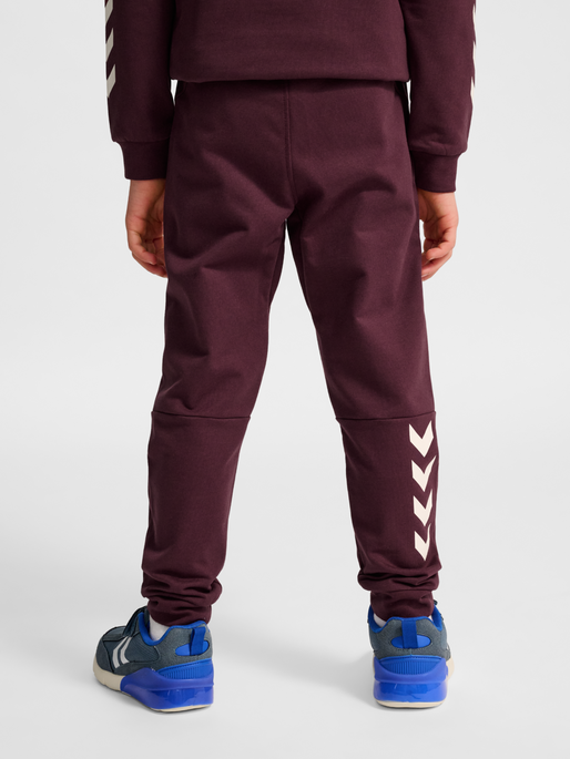 hmlJR REGULAR ADJ WAIST PANTS, VINEYARD WINE, model
