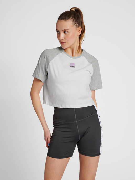hmlLGC NAYA CROPPED T-SHIRT, 2010, model