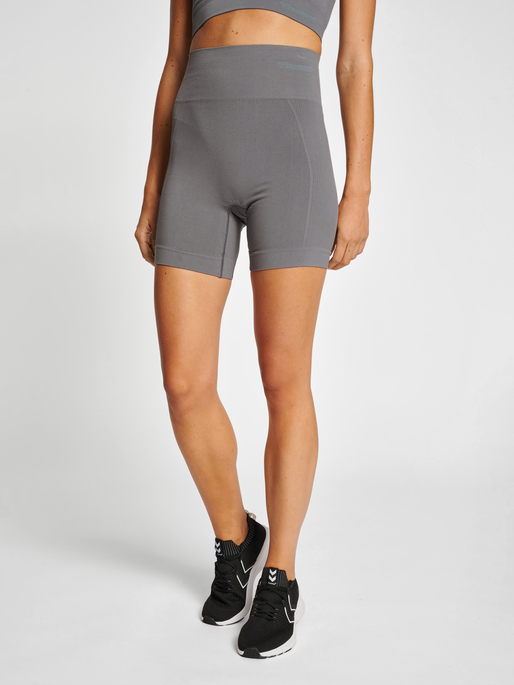 hmlTIF SEAMLESS SHORTS, CHARCOAL GREY, model