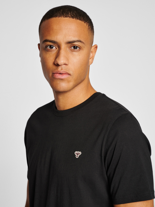 hmlIC FRED T-SHIRT, BLACK, model