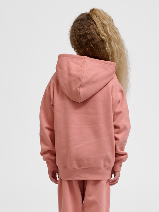 hmlCLEAN HOODIE, ROSE DAWN, model