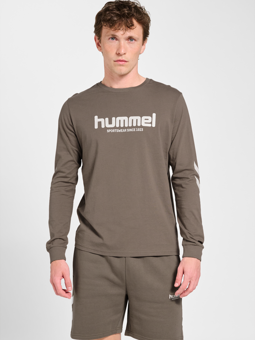 hmlLEGACY 2.0 T-SHIRT L/S, DARK NIGHT, model