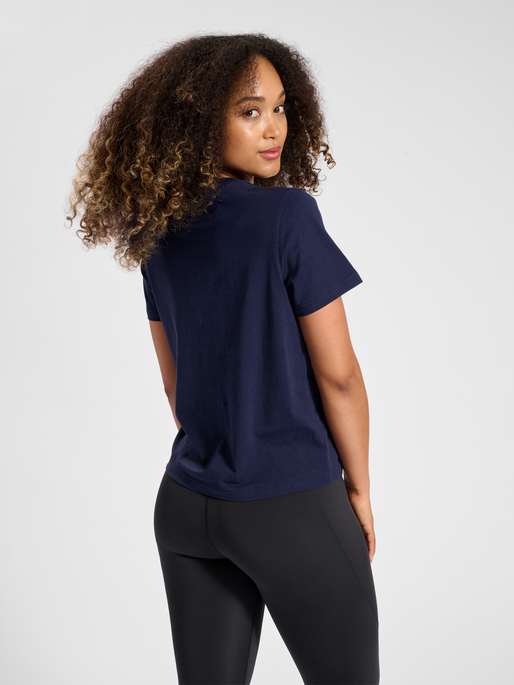 hmlICONS WOMAN T-SHIRT, PEACOAT, model