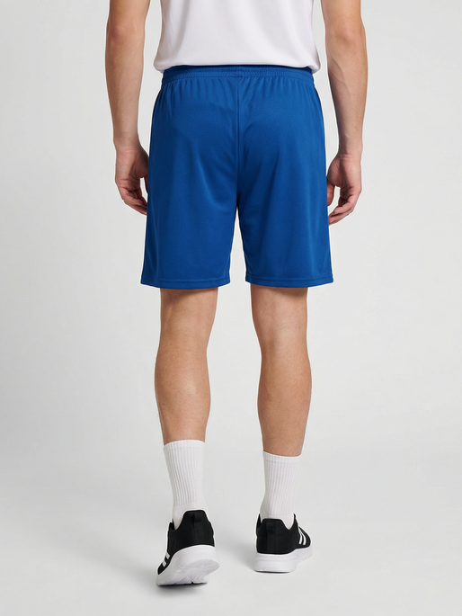 hmlESSENTIAL SHORTS, TRUE BLUE, model