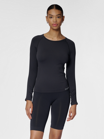 hmlTIF SEAMLESS T-SHIRT L/S, BLACK, model