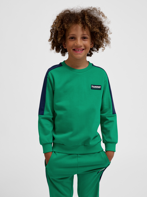 hmlDIXEN SWEATSHIRT, PEPPER GREEN, model