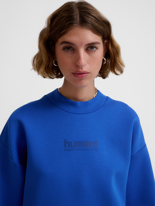 hmlFAST TECH FLEECE CREW, OLYMPIAN BLUE, model