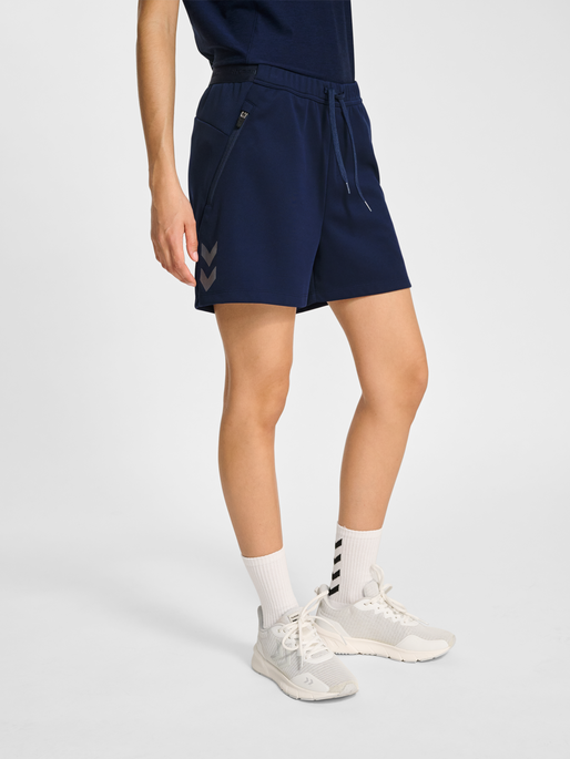 hmlCIMA 2.0 SHORTS WOMAN, MARINE, model