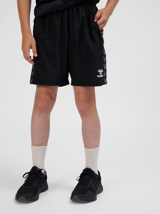 hmlAUTHENTIC WOVEN SHORTS KIDS, BLACK, model
