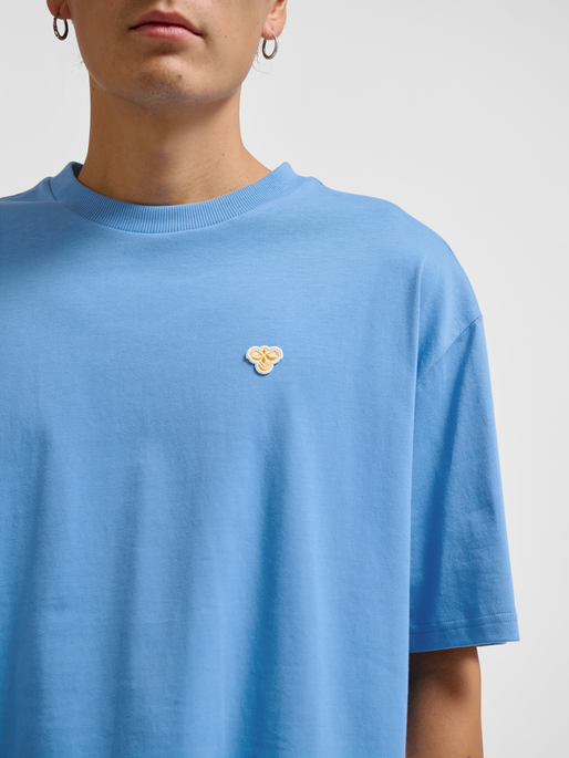 hmlLOOSE T-SHIRT BEE S/S, LICHEN BLUE, model
