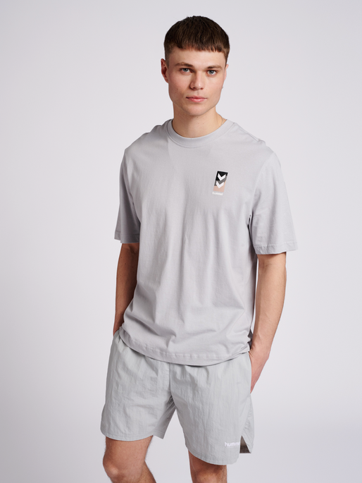 hmlLGC CHARLES T-SHIRT, HARBOR MIST, model