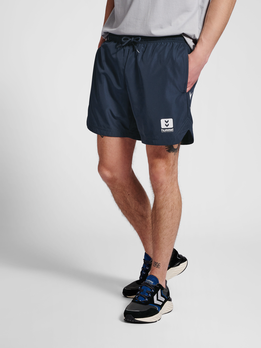 hmlAIKO SHORT BOARD SHORTS, BLUE NIGHTS, model
