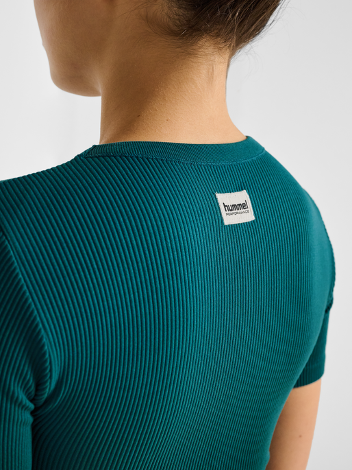 hmlPULSE SEAMLESS RIB W T-SHIRT S/S, BALSAM, model