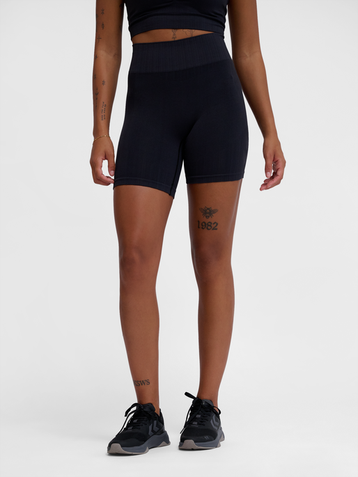 hmlMT DEFINE SEAML SCRUNCH SHORTS, BLACK, model