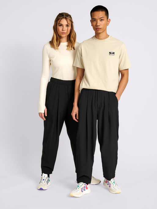 https://www.hummel.net/dw/image/v2/BDWL_PRD/on/demandware.static/-/Sites-hummel-master-catalog/default/dw29e9ef44/images/model/208292-2001_A.png?sw=514&sh=685&q=80