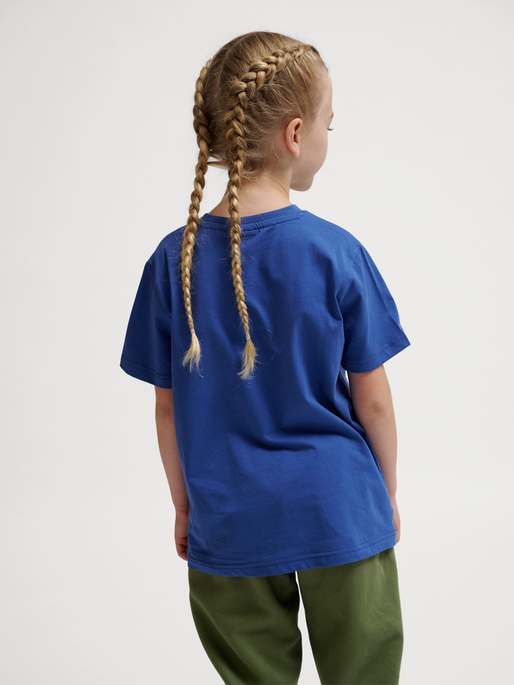 hmlTRES T-SHIRT S/S, TRUE NAVY, model
