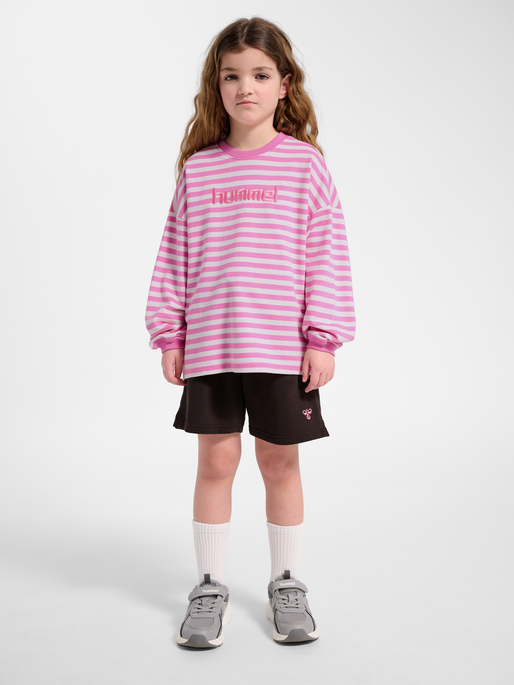 hmlJR GEGGO STRIPE SWEATSHIRT, FUCHSIA PINK, model