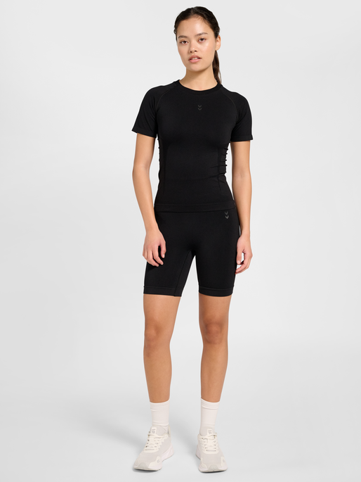 hmlFLOW T-SHIRT S/S, BLACK, model