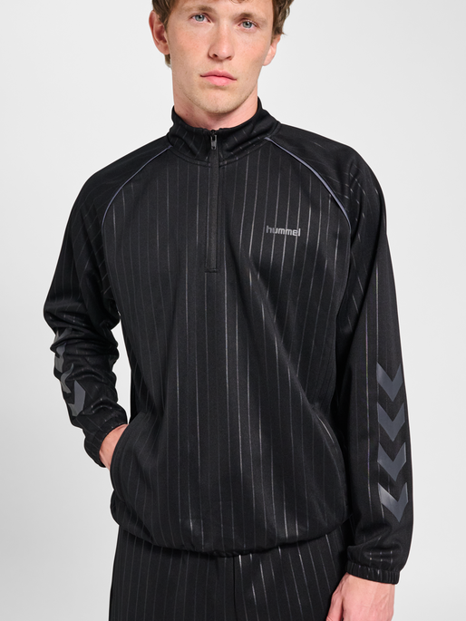 hmlSTRIPE HALFZIP, BLACK, model