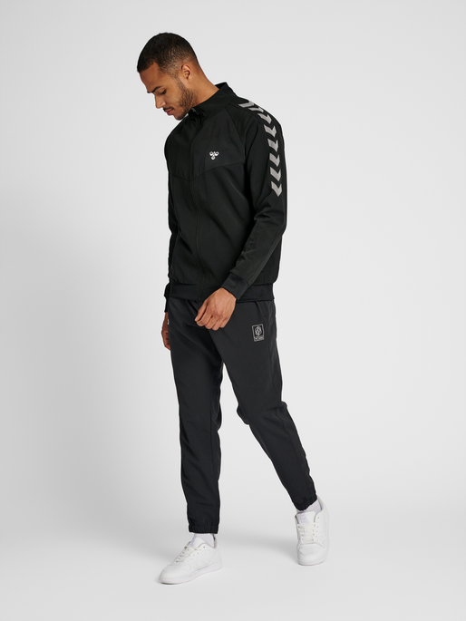 hmlGG12 TRACK JACKET, BLACK, model