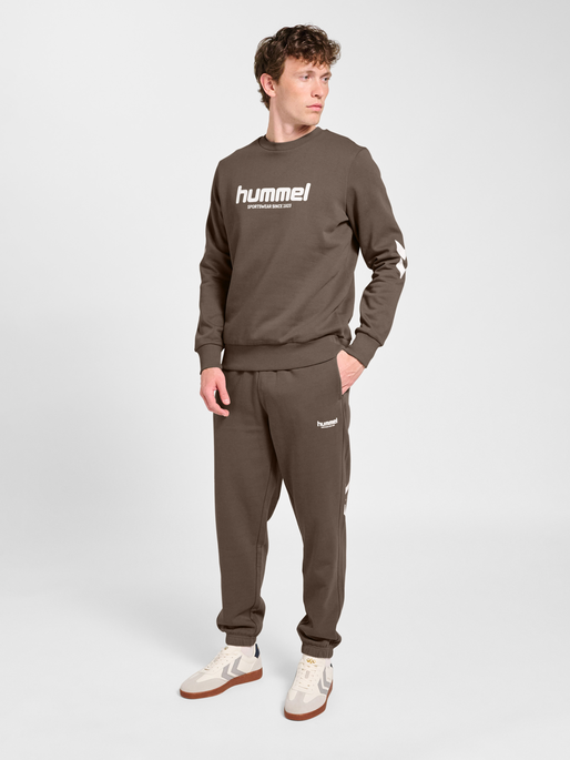 hmlLEGACY 2.0 SWEATSHIRT, DARK NIGHT, model