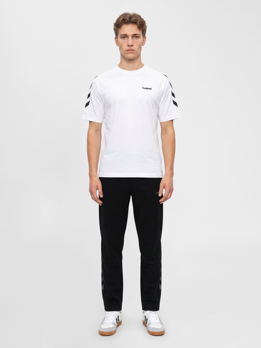 hmlKEEPER CHEVRON SWEAT PANTS, BLACK, model