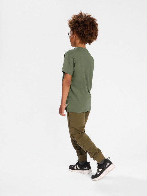 hmlTRES T-SHIRT S/S, OIL GREEN, model