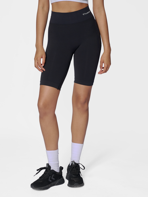 hmlCLEA SEAMLESS CYCLING SHORTS, BLACK MELANGE, model