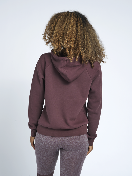 hmlNONI HOODIE, FUDGE, model