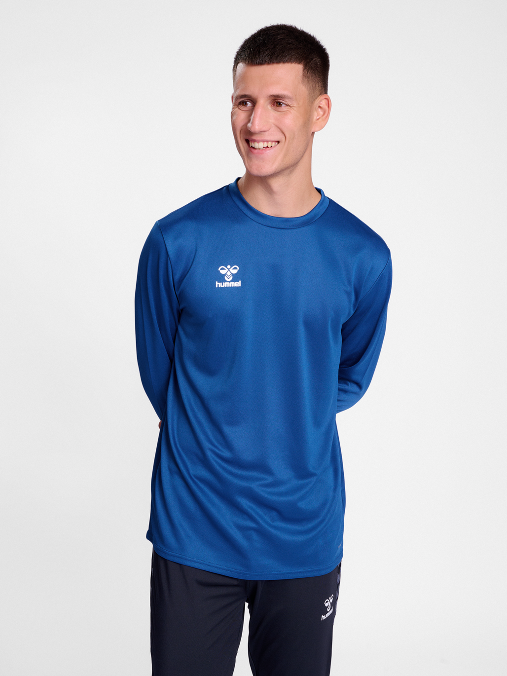 hummel ESSENTIAL SWEATSHIRT TRUE BLUE hummel