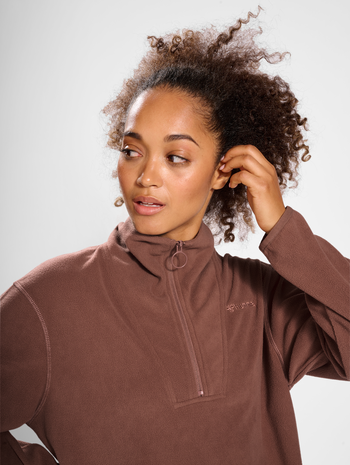hmlMT CONNECT LOOSE HALF ZIP, NUTMEG, model