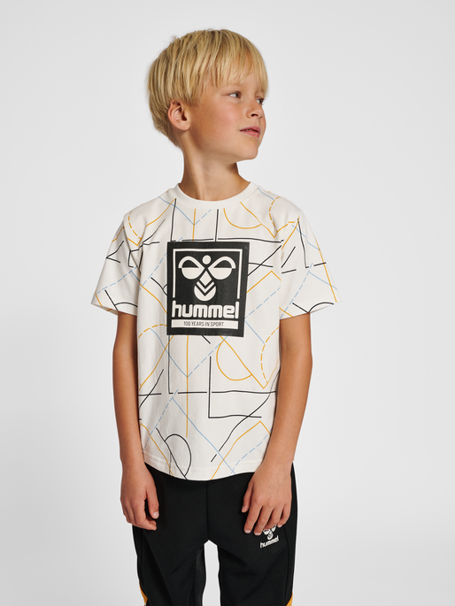 hmlCARLOS T-SHIRT S/S, MARSHMALLOW, model