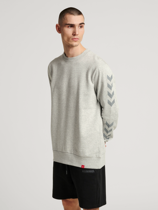 hmlLEGACY CHEVRON SWEATSHIRT, GREY MELANGE, model