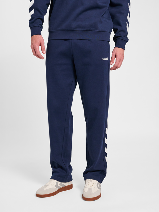 hmlSW CHEVRON ATHLETIC SWEAT PANTS, DRESS BLUES, model