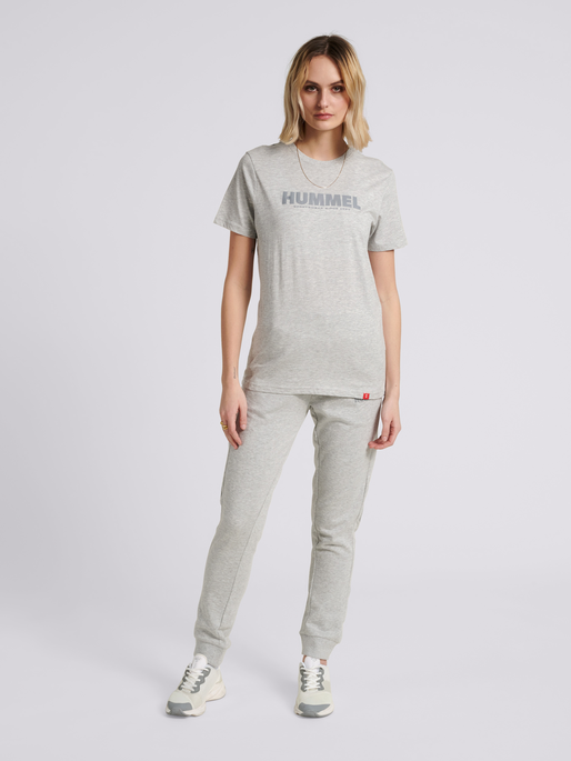 hmlLEGACY T-SHIRT, GREY MELANGE, model