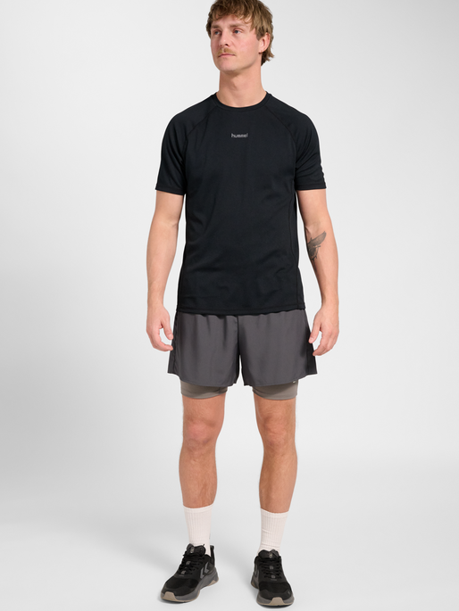 hmlMOMENTUM T-SHIRT S/S, BLACK, model