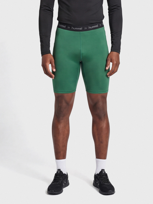 HML FIRST PERFORMANCE TIGHT SHORTS, EVERGREEN, model