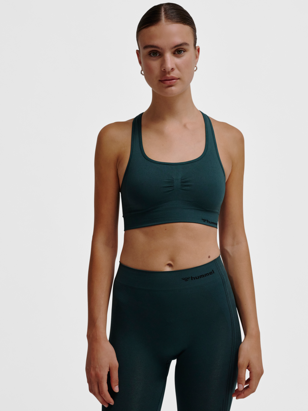hmlMT SHAPING SEAMLESS SPORTS TOP, GREEN GABLES, model