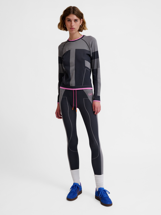 hmlSEAMLESS TEE LS, OBSIDIAN, model