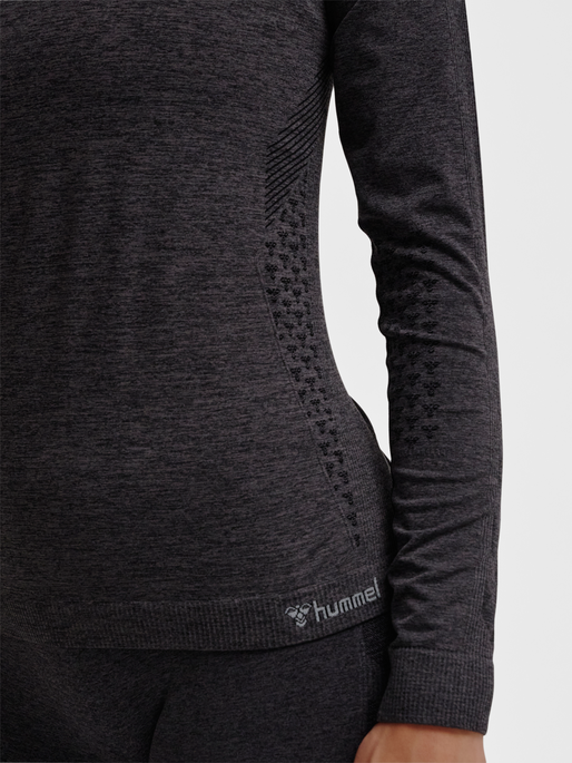 hmlCI SEAMLESS T-SHIRT L/S, BLACK MELANGE, model