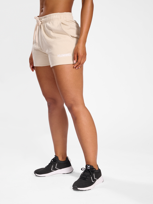 hmlLEGACY WOMAN SHORTS, PUMICE STONE, model