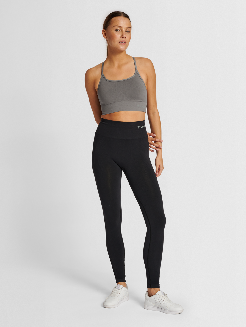 hmlTIFFY SEAMLESS SPORTS TOP, CHARCOAL GRAY, model