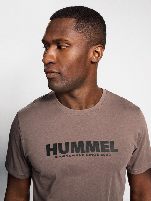 hmlLEGACY T-SHIRT, IRON, model