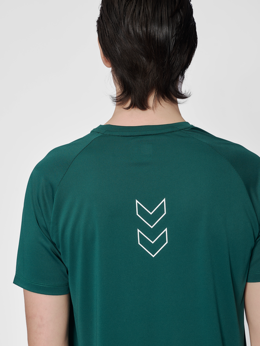 hmlCOURT LIGHT WEIGHT T-SHIRT, RAIN FOREST, model