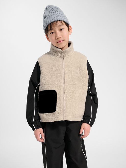 hmlJR MARTINI FLEECE ZIP VEST, OATMEAL, model