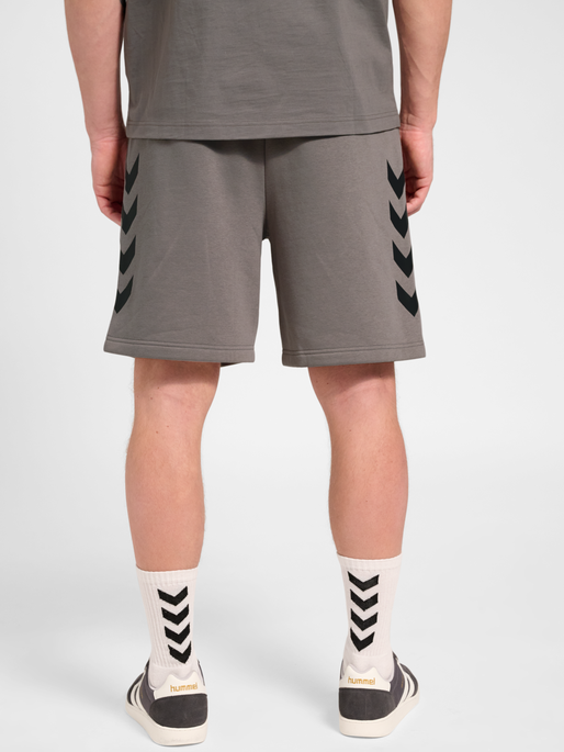 hmlKEEPER CHEVRON SHORTS, CHARCOAL GRAY, model