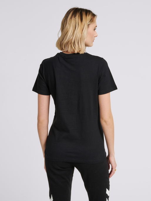 hmlLEGACY T-SHIRT, BLACK, model
