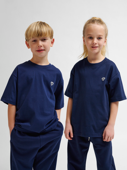 hmlJR LOOSE T-SHIRT S/S BEE, DRESS BLUES, model